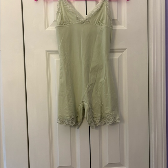 SOLD NWT SKIMS Fits Everybody Lace Triangle Onesie - Picture 4 of 4